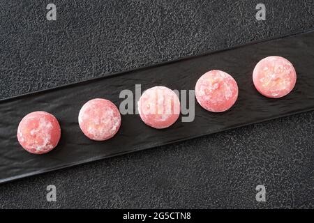 Mochi: Japanischer Reiskuchen auf dem schwarzen Servierteller Stockfoto