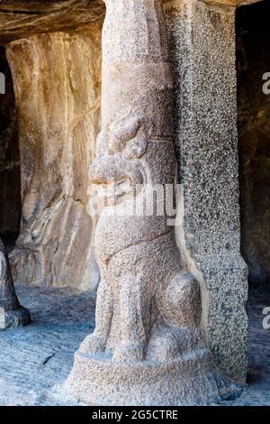 Säulen mit Löwenwachen der Bhima Ratha, einer der Pancha Rathas (fünf Rathas) von Mamallapuram, einem UNESCO-Weltkulturerbe in Tamil Nadu, Sout Stockfoto