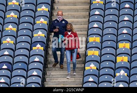 Fans kommen zum Vodafone Lions 1888 Cup Testspiel im Murrayfield Stadium, Edinburgh. Bilddatum: Samstag, 26. Juni 2021. Stockfoto