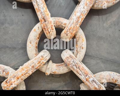 Minenladerreifen mit Schutzkette. Radkettenglied, Abdeckung an den Rädern. Stockfoto