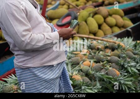 Ragamati, Bangladesch. Juni 2021. Dies ist ein schwimmender Markt von Stammes-Menschen aus abgelegenen Gebieten der Ragamati Hügellandschaft. Dieser Ort ist allgemein bekannt als ‘SAMATA GHAT' . Stammesmenschen verkaufen ihr Produkt jeden frühen Morgen zu einem Mindestpreis auf Großhandelsbasis. Hier muss der Kaufmann des ganzen Bootes von einem einzigen Händler kaufen müssen. Dieses Stammesvolk lebt dort, wo das Boot nur Kommunikationsmittel ist. Geschäftsleute aus dem ganzen Land versammelten sich hier, um frisches Obst und anderes saisonales Gemüse zu vernünftigen Preisen zu kaufen. (Foto von Riben Dhar/Pacific Press) Quelle: Pacific Press Medienproduktion Stockfoto