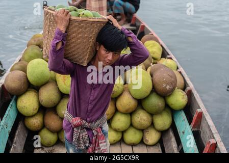 Ragamati, Bangladesch. Juni 2021. Dies ist ein schwimmender Markt von Stammes-Menschen aus abgelegenen Gebieten der Ragamati Hügellandschaft. Dieser Ort ist allgemein bekannt als ‘SAMATA GHAT' . Stammesmenschen verkaufen ihr Produkt jeden frühen Morgen zu einem Mindestpreis auf Großhandelsbasis. Hier muss der Kaufmann des ganzen Bootes von einem einzigen Händler kaufen müssen. Dieses Stammesvolk lebt dort, wo das Boot nur Kommunikationsmittel ist. Geschäftsleute aus dem ganzen Land versammelten sich hier, um frisches Obst und anderes saisonales Gemüse zu vernünftigen Preisen zu kaufen. (Foto von Riben Dhar/Pacific Press) Quelle: Pacific Press Medienproduktion Stockfoto