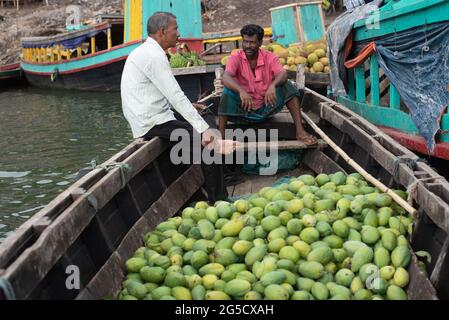 Ragamati, Bangladesch. Juni 2021. Dies ist ein schwimmender Markt von Stammes-Menschen aus abgelegenen Gebieten der Ragamati Hügellandschaft. Dieser Ort ist allgemein bekannt als ‘SAMATA GHAT' . Stammesmenschen verkaufen ihr Produkt jeden frühen Morgen zu einem Mindestpreis auf Großhandelsbasis. Hier muss der Kaufmann des ganzen Bootes von einem einzigen Händler kaufen müssen. Dieses Stammesvolk lebt dort, wo das Boot nur Kommunikationsmittel ist. Geschäftsleute aus dem ganzen Land versammelten sich hier, um frisches Obst und anderes saisonales Gemüse zu vernünftigen Preisen zu kaufen. (Foto von Riben Dhar/Pacific Press) Quelle: Pacific Press Medienproduktion Stockfoto