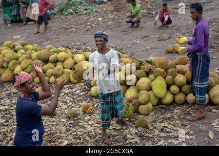 Ragamati, Bangladesch. Juni 2021. Dies ist ein schwimmender Markt von Stammes-Menschen aus abgelegenen Gebieten der Ragamati Hügellandschaft. Dieser Ort ist allgemein bekannt als ‘SAMATA GHAT' . Stammesmenschen verkaufen ihr Produkt jeden frühen Morgen zu einem Mindestpreis auf Großhandelsbasis. Hier muss der Kaufmann des ganzen Bootes von einem einzigen Händler kaufen müssen. Dieses Stammesvolk lebt dort, wo das Boot nur Kommunikationsmittel ist. Geschäftsleute aus dem ganzen Land versammelten sich hier, um frisches Obst und anderes saisonales Gemüse zu vernünftigen Preisen zu kaufen. (Foto von Riben Dhar/Pacific Press) Quelle: Pacific Press Medienproduktion Stockfoto