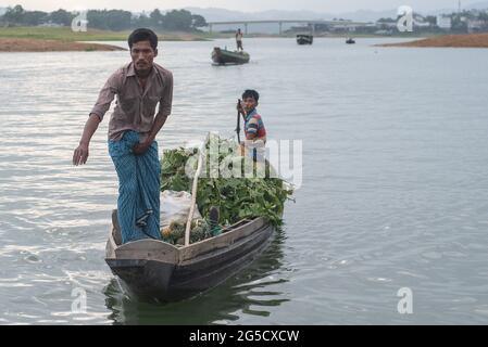 Ragamati, Bangladesch. Juni 2021. Dies ist ein schwimmender Markt von Stammes-Menschen aus abgelegenen Gebieten der Ragamati Hügellandschaft. Dieser Ort ist allgemein bekannt als ‘SAMATA GHAT' . Stammesmenschen verkaufen ihr Produkt jeden frühen Morgen zu einem Mindestpreis auf Großhandelsbasis. Hier muss der Kaufmann des ganzen Bootes von einem einzigen Händler kaufen müssen. Dieses Stammesvolk lebt dort, wo das Boot nur Kommunikationsmittel ist. Geschäftsleute aus dem ganzen Land versammelten sich hier, um frisches Obst und anderes saisonales Gemüse zu vernünftigen Preisen zu kaufen. (Foto von Riben Dhar/Pacific Press) Quelle: Pacific Press Medienproduktion Stockfoto