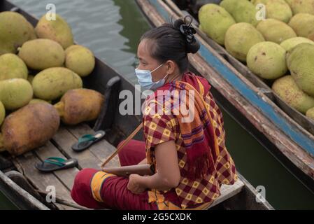 Ragamati, Bangladesch. Juni 2021. Dies ist ein schwimmender Markt von Stammes-Menschen aus abgelegenen Gebieten der Ragamati Hügellandschaft. Dieser Ort ist allgemein bekannt als ‘SAMATA GHAT' . Stammesmenschen verkaufen ihr Produkt jeden frühen Morgen zu einem Mindestpreis auf Großhandelsbasis. Hier muss der Kaufmann des ganzen Bootes von einem einzigen Händler kaufen müssen. Dieses Stammesvolk lebt dort, wo das Boot nur Kommunikationsmittel ist. Geschäftsleute aus dem ganzen Land versammelten sich hier, um frisches Obst und anderes saisonales Gemüse zu vernünftigen Preisen zu kaufen. (Foto von Riben Dhar/Pacific Press) Quelle: Pacific Press Medienproduktion Stockfoto