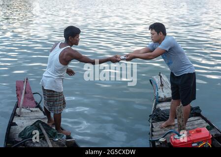 Ragamati, Bangladesch. Juni 2021. Dies ist ein schwimmender Markt von Stammes-Menschen aus abgelegenen Gebieten der Ragamati Hügellandschaft. Dieser Ort ist allgemein bekannt als ‘SAMATA GHAT' . Stammesmenschen verkaufen ihr Produkt jeden frühen Morgen zu einem Mindestpreis auf Großhandelsbasis. Hier muss der Kaufmann des ganzen Bootes von einem einzigen Händler kaufen müssen. Dieses Stammesvolk lebt dort, wo das Boot nur Kommunikationsmittel ist. Geschäftsleute aus dem ganzen Land versammelten sich hier, um frisches Obst und anderes saisonales Gemüse zu vernünftigen Preisen zu kaufen. (Foto von Riben Dhar/Pacific Press) Quelle: Pacific Press Medienproduktion Stockfoto