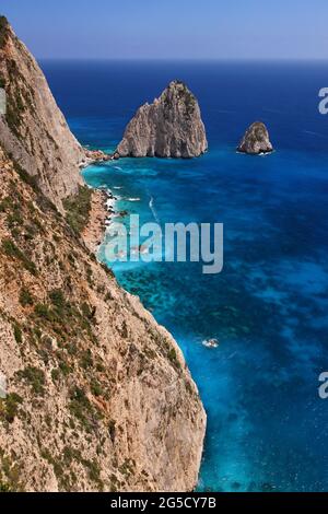 Meereslandschaft mit scharfen Felsen, an der Plakaki-Küste, im westlichen Teil der Insel Zakynthos, auch bekannt als Zante, im Ionischen Meer, Griechenland, Europa Stockfoto