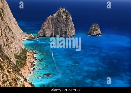 Meereslandschaft mit scharfen Felsen, an der Plakaki-Küste, im westlichen Teil der Insel Zakynthos, auch bekannt als Zante, im Ionischen Meer, Griechenland, Europa Stockfoto