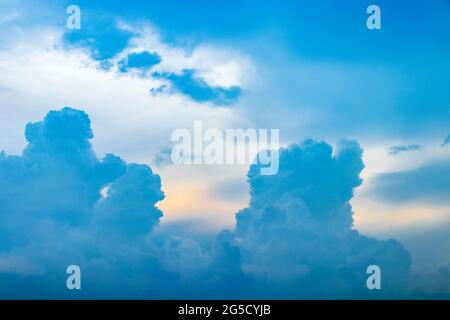Dunkle gefährliche Wolken über Bangkok in Thailand kommt ein Sturm. Stockfoto
