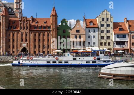 Danzig, Polen - 6. September 202: Passagierhafen am Motława und ein Kreuzschiff in Dlugie Pobrzeze in der Altstadt von Danzig Stockfoto