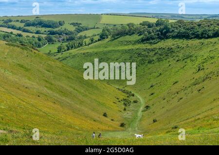 Brighton, Großbritannien. 26. Juni 2021: Spaziergang über den Devil's Dyke, in der Nähe von Brighton, im South Downs National Park. Kredit: Andrew Hasson/Alamy Live Nachrichten Stockfoto