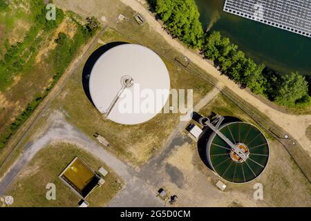 Luftbild Umwälzbehälter, Wasseraufbereitungsanlage in der Nähe des Teiches des Solarkraftwerks schwimmt Stockfoto