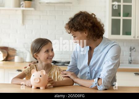 Lächelnd zärtlich verschiedenen Generationen Familie mit Ersparnissen. Stockfoto