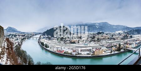 Panorama von Kufstein (Tirol, Tirol Österreich) Festung, im regnerischen Wintertag Stockfoto