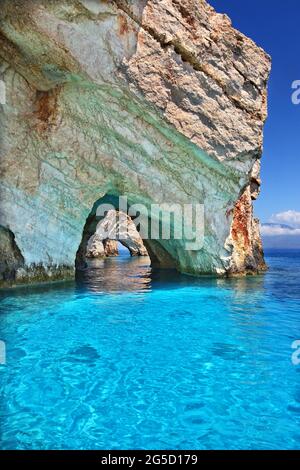 Berühmte blaue Höhlen, eine außergewöhnliche Meereslandschaft mit herrlichen geologischen Formationen auf der Insel Zakynthos, Ionisches Meer, Griechenland, Europa. Stockfoto