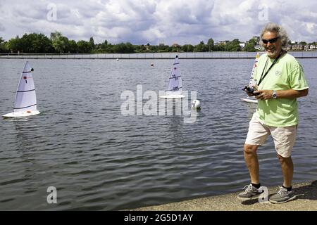 Poole, Dorset, Großbritannien. Juni 2021. Wetter in Großbritannien: Sonnige Intervalle mit einer Brise schaffen ideale Bedingungen für das Segeln von funkgesteuerten Booten auf dem See im Poole Park in Dorset. Quelle: Carolyn Jenkins/Alamy Live News Stockfoto