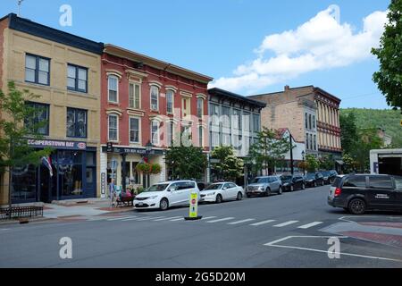 COOPERSTOWN, NEW YORK - 21. JUNI 2021: Main Street in der Upstate Town und Heimat der National Baseball Hall of Fame and Museum. Stockfoto