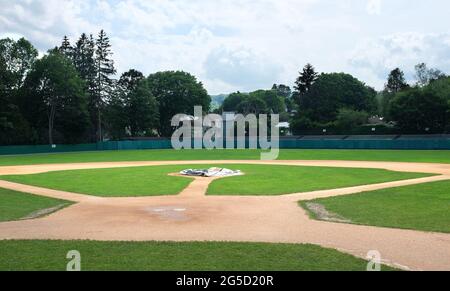COOPERSTOWN, NEW YORK - 21. JUNI 2021: Plane über dem Pitchers-Hügel im Doubleday Field, Teil der National Baseball Hall of Fame und des Museums. Stockfoto