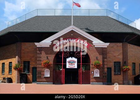 COOPERSTOWN, NEW YORK - 21. JUNI 2021: Doubleday Field ist nach Abner Doubleday benannt und liegt zwei Dorfblocks von der National Baseballhalle von F entfernt Stockfoto