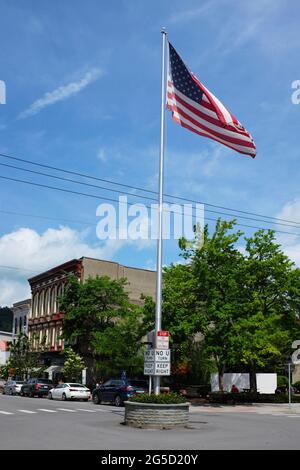 COOPERSTOWN, NEW YORK - 21. JUNI 2021: Flagge an der Kreuzung von Main Street und Pioneer Street in der Upstate Town und Heimat des National Baseballs Stockfoto