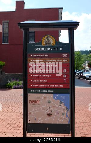 COOPERSTOWN, NEW YORK - 21. JUNI 2021: Unterzeichnen Sie vor dem Doubleday Field Teil der National Baseball Hall of Fame Stockfoto