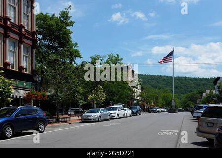 COOPERSTOWN, NEW YORK - 21. JUNI 2021: Main Street in der Upstate Town und Heimat der National Baseball Hall of Fame and Museum. Stockfoto