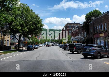 COOPERSTOWN, NEW YORK - 21. JUNI 2021: Main Street in der Upstate Town und Heimat der National Baseball Hall of Fame and Museum. Stockfoto