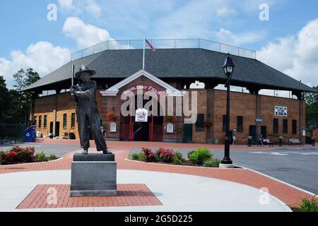 COOPERSTOWN, NEW YORK - 21. JUNI 2021: Die Sandlot Kid Statue am Eingang zum Doubleday Field. Stockfoto