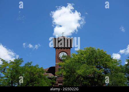 SKANEATELES, NEW YORK - 18. JUNI 2021: Uhrenturm mit blauem Himmel und Wolken. Stockfoto