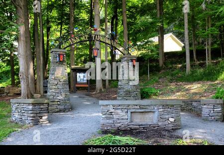 TRUMANSBURG, NEW YORK - 20. JUNI 2021: Bogen am Taughannock Falls State Park Eingang zum historischen Gasthaus. Stockfoto