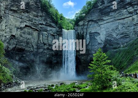 Trumansburg, NEW YORK - 20. JUNI 2021: Taughannock Falls in der Nähe von Ithaca, New York und Cayuga Lake, stürzen 215 Fuß, was 33 Meter höher ist als Niagara Fa Stockfoto