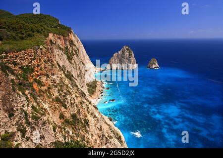 Meereslandschaft mit scharfen Felsen, an der Plakaki-Küste, im westlichen Teil der Insel Zakynthos, auch bekannt als Zante, im Ionischen Meer, Griechenland, Europa Stockfoto