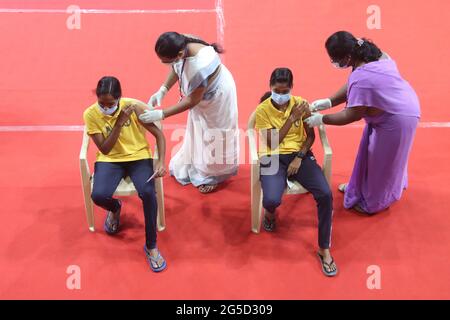 Chennai, Indien. Juni 2021. Gesundheitshelfer impften einen tamilischen Nadu-Leichtathletik-Staat mit einer Dosis (Covid-19) Coronavirus-Impfstoff in einem Impflager Jawaharlal Nehru-Hallenstadion in Chennai (Foto: Babu/Pacific Press) Quelle: Pacific Press Media Production Corp./Alamy Live News Stockfoto