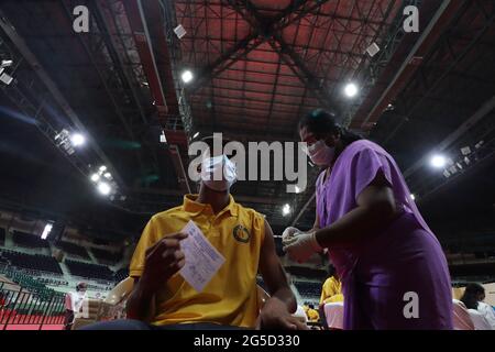 Chennai, Indien. Juni 2021. Ein Gesundheitsmitarbeiter impft in einem Impflager im jawaharlal nehru-Hallenstadion in Chennai einen tamilischen nadu-Leichtathletik-Staat mit einer Dosis Covid-19-Coronavirus-Impfstoff ein (Foto von Babu/Pacific Press) Quelle: Pacific Press Media Production Corp./Alamy Live News Stockfoto