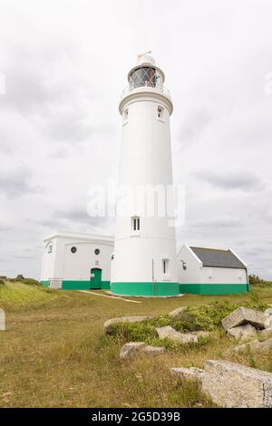 Hurst Point, Hampshire, Großbritannien - 22. Juni 2021: Der von Trinity House erbaute und betriebene Hurst Point Leuchtturm unterstützt die Navigation auf dem Needles Channel. Stockfoto