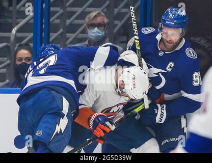 Tampa, USA. Juni 2021. Tampa Bay Lightning linker Flügel Alex Killorn (17) und Zentrum Steven Stamkos (91) gehen zur Arbeit an New York Islanders Verteidiger Scott Mayfield (24) während der ersten Periode Aktion in Spiel 7 des Stanley Cup Halbfinale in der Amalie Arena am Freitag, 25. Juni 2021 in Tampa. (Foto von Dirk Shadd/Tampa Bay Times/TNS/Sipa USA) Quelle: SIPA USA/Alamy Live News Stockfoto