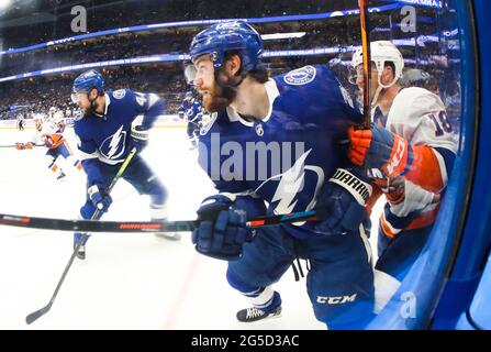 Tampa, USA. Juni 2021. Tampa Bay Lightning Center Brayden Point (21) geht gegen das Glas mit New York Islanders linken Flügel Anthony Beauvillier (18) während der Arbeit, um den Puck während der zweiten Periode Aktion in Spiel 7 des Stanley Cup Halbfinale in der Amalie Arena am Freitag, 25. Juni 2021 in Tampa zu bewegen. (Foto von Dirk Shadd/Tampa Bay Times/TNS/Sipa USA) Quelle: SIPA USA/Alamy Live News Stockfoto