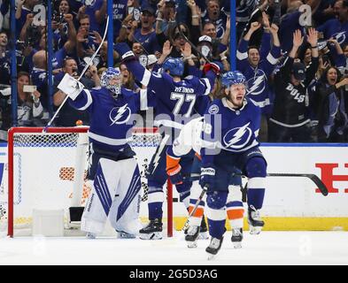 Tampa, USA. Juni 2021. Tampa Bay Lightning Torhüter Andrei Vasilevskiy (88) feiert zusammen mit Verteidiger Victor Hedman (77) und Verteidiger Mikhail Sergeachev (98) als der Blitz schlug die New York Islanders in Spiel 7 des Stanley Cup Halbfinale in der Amalie Arena am Freitag, 25. Juni 2021 in Tampa. (Foto von Dirk Shadd/Tampa Bay Times/TNS/Sipa USA) Quelle: SIPA USA/Alamy Live News Stockfoto