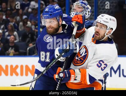 Tampa, USA. Juni 2021. Tampa Bay Blitz Verteidiger Erik Cernak (81) und Torhüter Andrei Vasilevskiy (88) Wtork zu halten New York Islanders Zentrum Casey Cizikas (53) von vor dem Netz während der zweiten Periode Aktion in Spiel 7 des Stanley Cup Halbfinale in der Amalie Arena am Freitag, 25. Juni 2021 in Tampa. (Foto von Dirk Shadd/Tampa Bay Times/TNS/Sipa USA) Quelle: SIPA USA/Alamy Live News Stockfoto