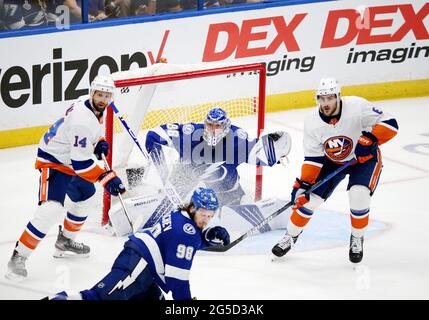 Tampa, USA. Juni 2021. Tampa Bay Lightning Torhüter Andrei Vasilevskiy (88) verteidigt den Puck als New York Herausforderungen während der zweiten Periode des Spiels zwischen dem Tampa Bay Lightning und den New York Islanders in Spiel 7 des Stanley Cup Halbfinale am Freitag, 25. Juni 2021, in der Amalie Arena in Tampa. (Foto von Douglas R. Clifford/Tampa Bay Times/TNS/Sipa USA) Quelle: SIPA USA/Alamy Live News Stockfoto