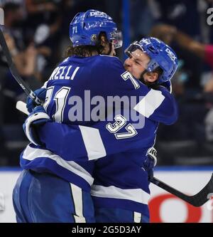 Tampa, USA. Juni 2021. Yanni Gourde (37), ein Torschütze von Tampa Bay Lightning Center, feiert zusammen mit Anthony Cirelli (71), Wer nahm den Assist, nach dem Sieg gegen New York Islanders Torhüter Semyon Varlamov (40) für das erste Tor des Spiels während der zweiten Periode Aktion in Spiel 7 des Stanley Cup Halbfinals in der Amalie Arena am Freitag, 25. Juni 2021 in Tampa. (Foto von Dirk Shadd/Tampa Bay Times/TNS/Sipa USA) Quelle: SIPA USA/Alamy Live News Stockfoto