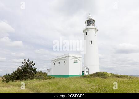 Hurst Point, Hampshire, Großbritannien - 22. Juni 2021: Der von Trinity House erbaute und betriebene Hurst Point Leuchtturm unterstützt die Navigation auf dem Needles Channel. Stockfoto