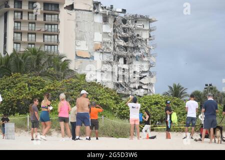 USA. Juni 2021. Am Donnerstag, den 24. Juni 2021, stürzte ein Teil der 12-stöckigen, direkt am Meer gelegenen Champlain Towers South Condo mit mehr als 100 Einheiten in der 8777 Collins Ave. Gegen 2 Uhr morgens ein. (Foto: Susan Stocker/Sun Sentinel/TNS/Sipa USA) Quelle: SIPA USA/Alamy Live News Stockfoto