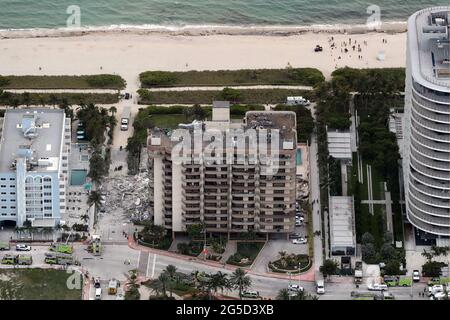 USA. Juni 2021. Ein Teil der 12-stöckigen, direkt am Meer gelegenen Champlain Towers South Ferienwohnung, mit mehr als 100 Einheiten an der 8777 Collins Ave., in Surfside, brach am Donnerstag, den 24. Juni 2021, um 2 Uhr morgens zusammen. Die Feuerwehr Miami-Dade gab an, dass sich 55 Einheiten im eingestürzten Teil des Gebäudes befanden. (Foto von Amy Beth Bennett/Sun Sentinel/TNS/Sipa USA) Quelle: SIPA USA/Alamy Live News Stockfoto