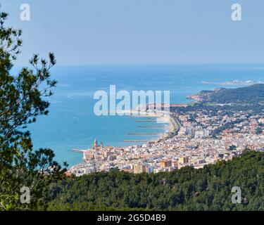 Fantastischer Blick auf die Stadt Sitges, Spanien an einem sonnigen Frühlingstag Stockfoto