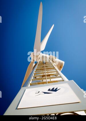 Ein Schuss, der nahe am Körper einer der beiden Windturbinen am Southwick Bathing Beach in West Sussex, rund um den Hafen von Shoreham, aufgenommen wurde. Stockfoto