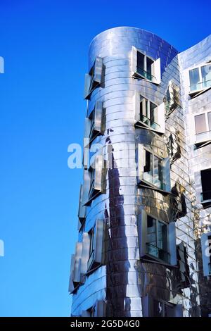 Ein modernes Gebäude, entworfen vom amerikanischen Stararchitekten Frank O. Gehry, mit einer reflektierenden Edelstahlfassade. Ort: Düsseldorf Medienhafen. Stockfoto