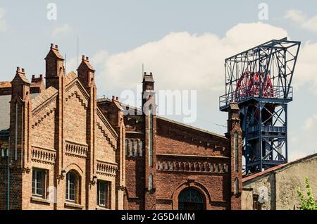 Katowice, Schlesien, Polen; 26. Mai 2021: Industriedenkmal - ehemaliges Kohlebergwerk von Katowice zoe mit Gebäuden im Retro-Stil und einem Minenschacht Stockfoto