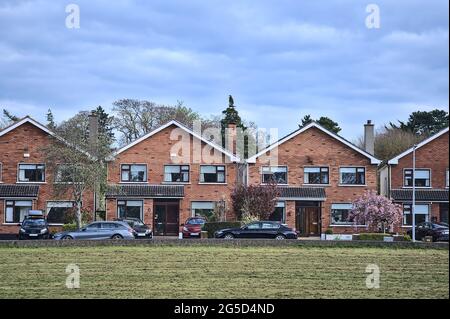 Panoramablick auf traditionelle, typisch irische Vorstadthäuser mit roten Backsteinwänden und Rasenschnitt in der Nähe von Ballawley Park, Sandyford, Dublin, Irland Stockfoto